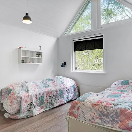 4 Bedroom Cozy In Ebeltoft